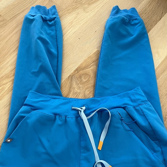 FIGS CAPRI BLUE PANTS/TOP SET - Picture 7 of 10